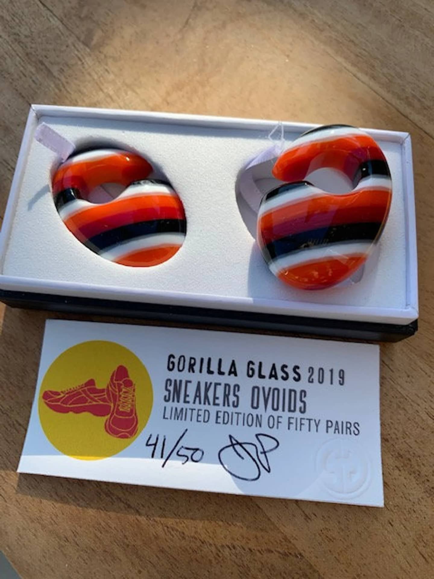 Gorilla Glass ovoids red stripes sneaker